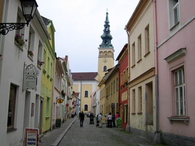Straßenbild von Nový Jičín (Neutitschein). Im Hintergrund die Mariä Himmelfahrt Kirche aus dem 18. Jh.