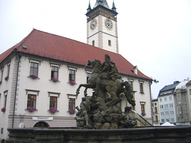 Vor dem Rathaus steht der Caesarbrunnen. Der Sage nach soll Caesar die Stadt Olomouc (Olmütz) gegründet haben.