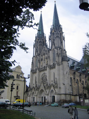 Westtürme der um das Jahr 1100 gegründeten Domkirche St. Wenzel in Olmütz