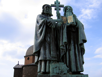 Denkmal: Kyrill und Methodius verbreiteten im 9. Jh. das Christentum in Mhren.