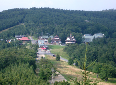 Von dem Berg Radhot ist der Bergsattel Pustevny in kurzer Zeit zu erreichen