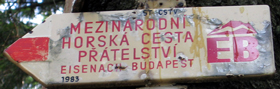 Altes Hinweisschild über den Bergwanderweg Eisenach - Budapest