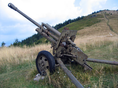 m 28.08.1944 begann in diesem Gebiet der Mal Fatra der Aufstand gegen das Tiso-Regime. Geschtze erinnern an den Aufstand.