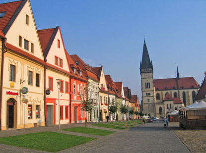 Wandern durch Ost-Slowakei: Der Radničn nmestie (Rathausplatz) in Bardejov (Bartfeld). 