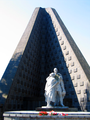 Das Militrdenkmal Dukla erinnert an den Tod der 86.000 russischen und 6.500 tschechoslowakischen Soldaten. 52.000 deutsche Soldaten fanden hier den Tod. 