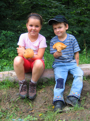 Auf unserem Weg nach Bardejovsk Kpele trafen wir auf junge erfolgreiche Pilzsammler 