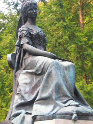 Wandern durch den Osten der Slowakei: "Sisi"-Denkmal in Bardejovsk Kpele (Bad Bartfeld). Sie suchte hier Ruhe nach dem Freitod ihres Sohnes Kronprinz Rudolf