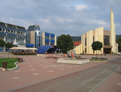 Svidnk (deutsch Oberswidnik), 11.100 Einwohner, wurde im 2. Weltkrieg vollkommen zerstrt. Die heutige Stadt besteht nur aus Beton.