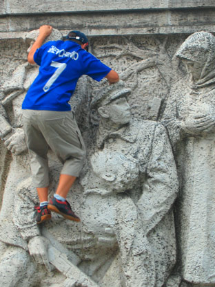 Jugendliche benutzen das Militrdenkmal in Svidnik auch gern als Klettersteig