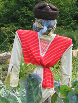 Auch eine Militrmtze kann eine Vogelscheuche wrmen