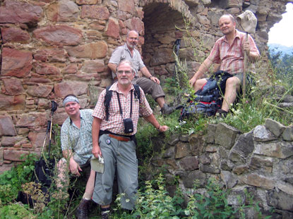 Die Wandergruppe machte Pause vor der Zborovsk hrad (Burg Zborov)