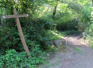Blaues Kreuz, das Zubringer-Wanderzeichen zum Kktura-Wanderweg: 