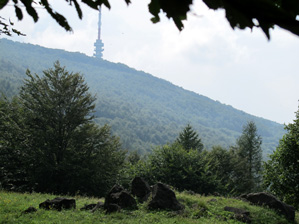 Der Fernsehturm markiert die hchste Stelle des Mtra-Gebirges, den Berg Kkes