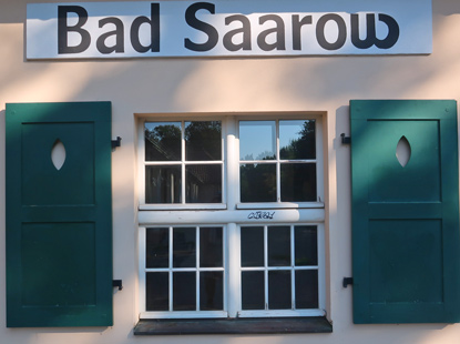 Hinweisschild am Bahnhof von Bad Saarow