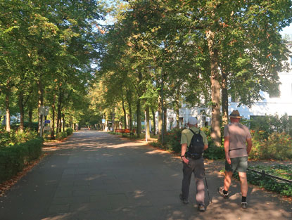 Wanderer unrterwes auf der Seestrae durch Bad Saarow