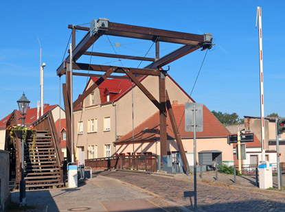 Zugbrcke in der Altstadt von Storkow kann vom Bootsfahrer auf dem Storkower Kanl geffnet werden