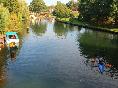 Boote auf dem Wendisch Rietzer Kanal an der Schleuse