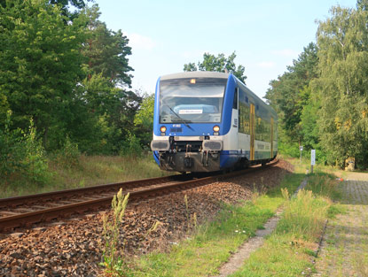 Zug vor der Einfahrt  in den Bahnhof Wendisch-Rietz