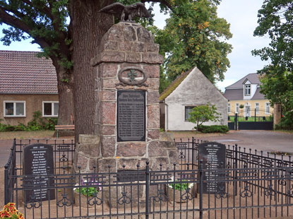 Im Zentrum von Neuendorf am See steht ein Kriegsdenkmal fr die Gefallenen beider Weltkriege