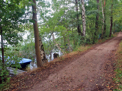 Der 66 Seen-Weg verluft am Ufer des Springsees