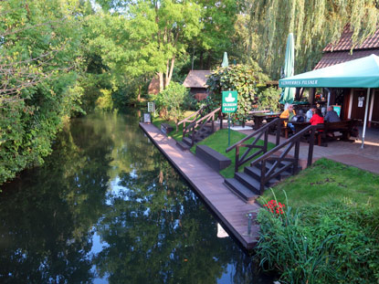 Beim Hafen Gurken Paul auf der Schlossinsel von Lbben