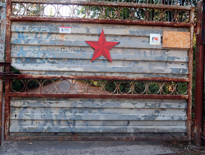 Eingangstor zur ehemaligen russischen Luftwaffen-Kaserne