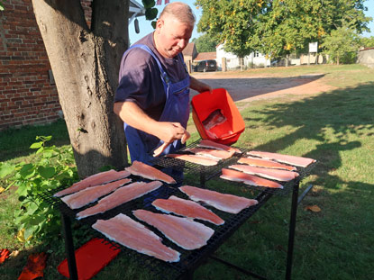 Blankensee: Lachs wird fr die Rucherkammer vorbereitet