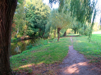 Wanderweg entlang dr Nieplitz beim Ort Blankensee