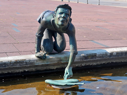 Brunnenfigur von Hns Clauert auf dem Marktplatz von Trebbin