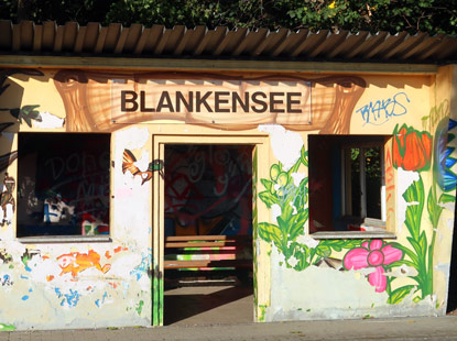 Dassadenmalerei am Bus-Wartehuschen in Blankensee