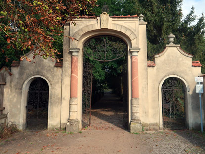 Eingang zum frei zuggnlichen Sundermann Park in Blankensee