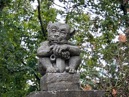 Fabelwesen bewacht das Anwesen in der Gemeinde Seediner See
