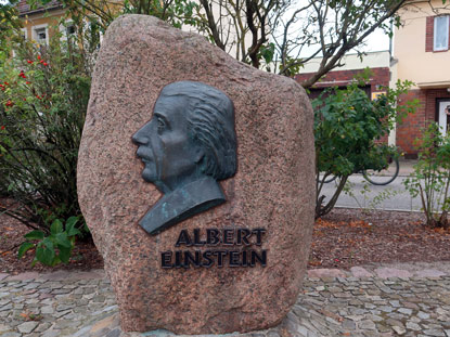 Denkmal im Zentrum vob Caputh fr Albert Einstein