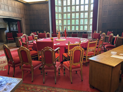 Konfernzsaal mit -Tisch  im Cecilienhof in Potsdam