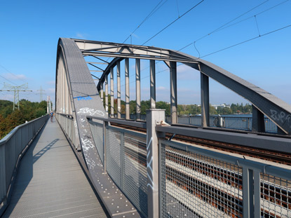 Fussweg ber die Eisenbahnbrcke ber den Templiner See