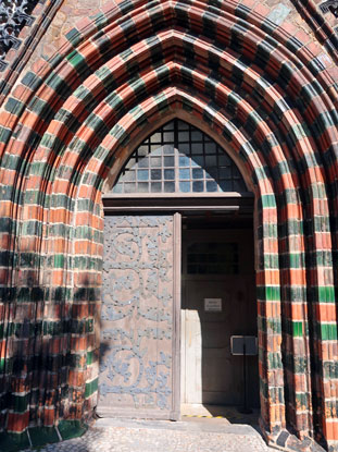 St. Katharinenkirhce in Brandenburg: Sdportal neben dem Turm