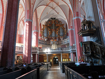 Brandenburg: St. Katharinenkirche Kirchenschiff in Richtung Orgel