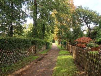 Fu�weg am Wandlitzsee. Wegen der Privatgrundst�cke hat man kaum Zugang zum Wandlitzsee