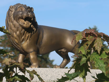 L�wen Skulptur im Zentrum von Leuenberg