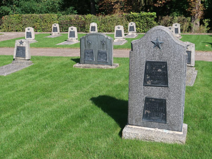 Gr�ber sowjetischer Gefallenen vor dem Ehrenmal auf den Seelower H�hen