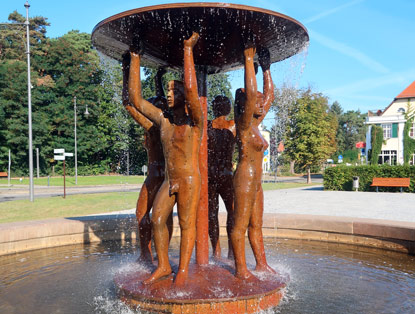 Brunnen "Lebensfreude"  steht auf dem Bahnhofsvorplatz von Bad Saarow
