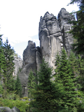 Die mchtigen Sandsteinfelsen sind ein beliebtes Klettergebiet. Bisher sind 2.000 Felsen bestiegen