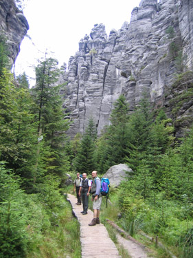 Wir verlassen den Wekelsdorfer Felsen zum Ort Wekelsdorf (Teplice nad Metuji)