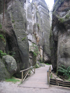 Die Adersbacher Felsenstadt ist mit 20 qkm die grte Bhmens. Sie ist auf einem grn markierter Wanderweg gut zu durchwandern