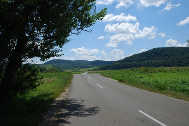 Landstrasse bei Putnok - Von Kelemr  bis ins Bkk-Gebirge wandert man berwiegend auf Asphalt