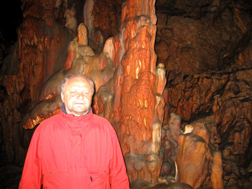 Felix misst sich mit einem der prchtigen Stalaktiten in der Baradla-Hhle lm Aggtelek-Nationpark, Ungarn