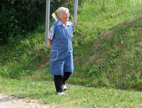 Bauersfrau im Ort Gmrszls