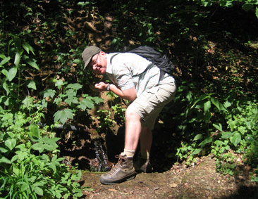 Dirk strkt sich an einer Quelle im Tal Patkos vlgy. Es war bisher die einzige wasserspendende Quelle auf unserer Wanderung durch Ungarn