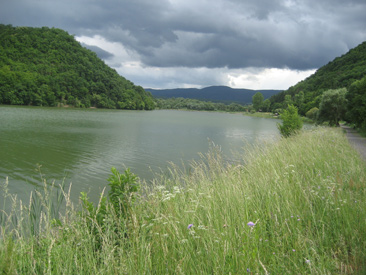 Gewitterstimmung am Stausee Lzbrci-To beim Ort Ddestapolcsny am Rande des Bkk-Gebirges in Ungarn