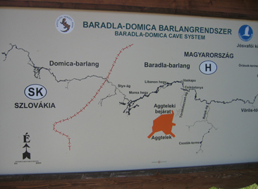 Die Hhle ist 25 km lang, und zwar 18 km auf ungarischer Seite und 7 km in der Slowakei. In Ungarn hat die Baradla (barlang) 3 Eingnge: In Aggtelek, am Vrs-to (Roter See) und in Jsvaf
